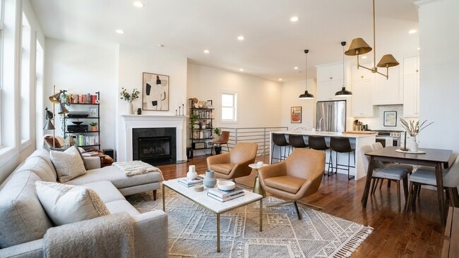 Building Photo - 2140 W Schiller St