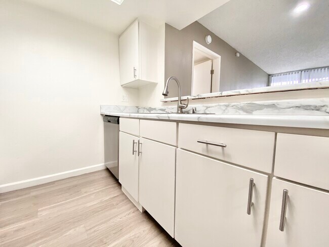 Building Photo - 1853 Whitley Ave Los Angeles California 90028