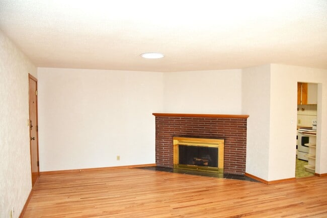 Building Photo - North Tacoma 3 Bedroom 1.5 Bath With 2 Car...