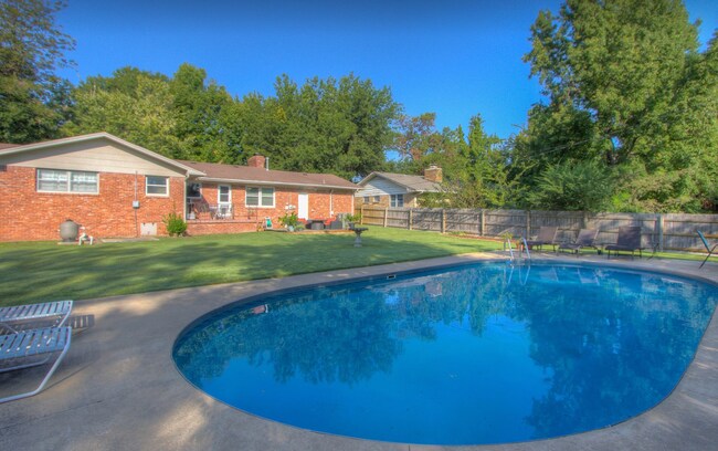 Foto del edificio - 3-Bed Midtown Home, Large Fenced Yard With Pool