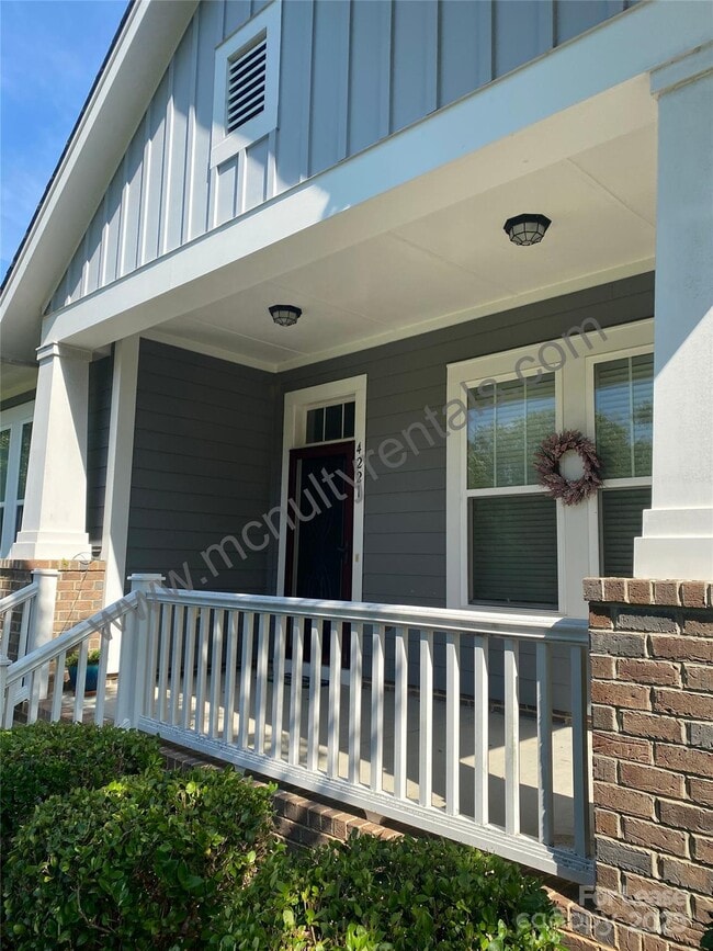 Building Photo - 4221 Courtly Ln