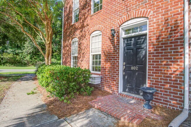 Building Photo - 802 Rue Dr