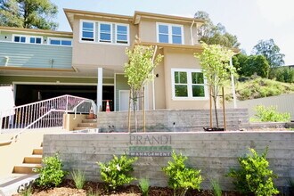 Building Photo - 10 E Crescent Dr
