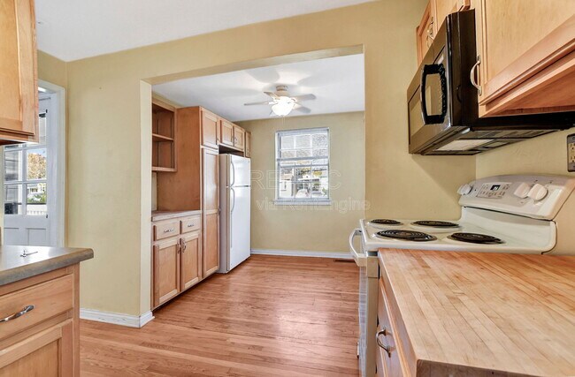 Photo - 704 Compton St House