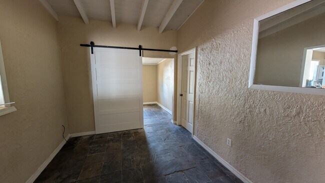 Foto del edificio - 8124 Herbison Ave