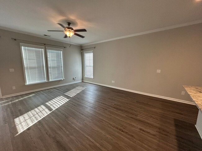 Building Photo - Spacious End Unit in Prime Location!