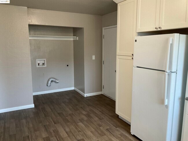 Building Photo - 201 E 17th St