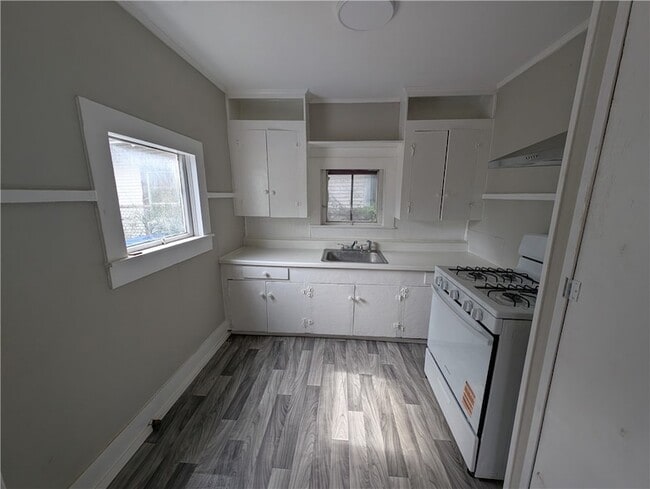 Building Photo - 613 6th St