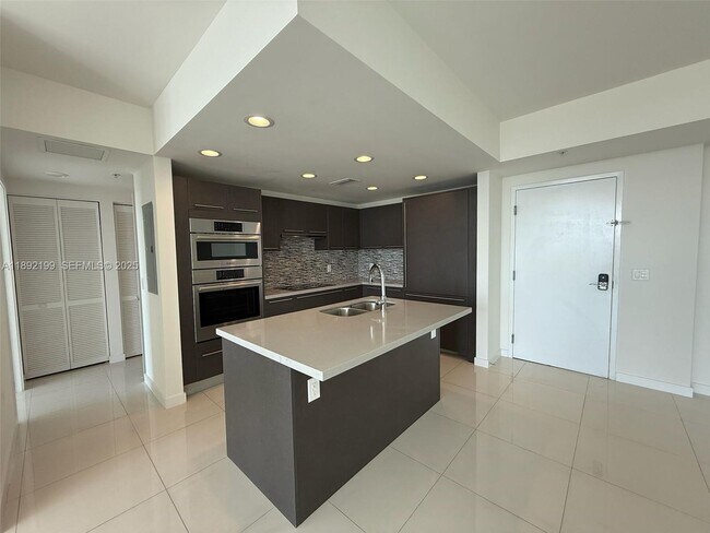 Foto del edificio - 7825 NW 107th Ave