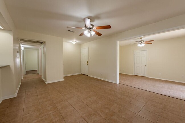 Building Photo - Beautiful 3 bedroom, 1 bath home in South ...