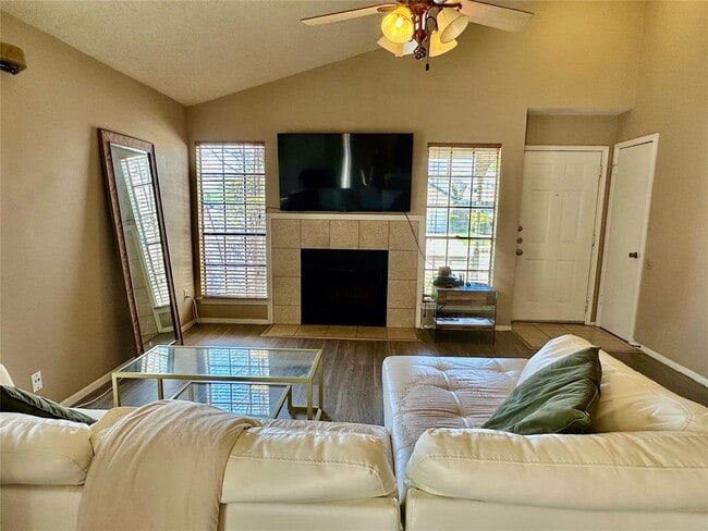 Foto del edificio - 14501 Donald Dr