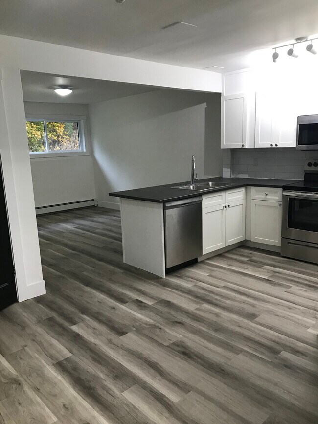 Photo du bâtiment - Fully Renovated Unit Available Now!