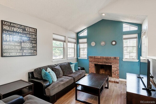 Foto del edificio - Beautiful Condo - Quincy and Wadsworth
