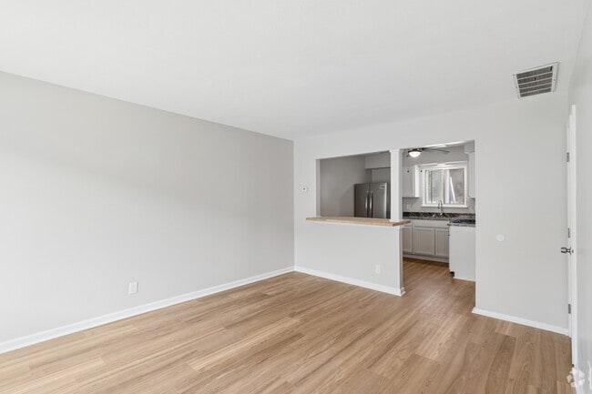 2 habitaciones, 1,5 baños - 1175 pies cuadrados - Comedor - 601-605 Abbe Rd - OPEN HOUSE THURS AND SAT!