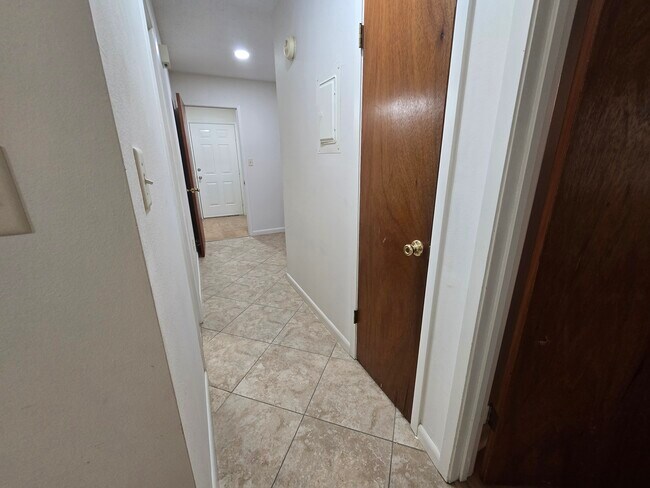 Building Photo - 400 Tanglewood Dr