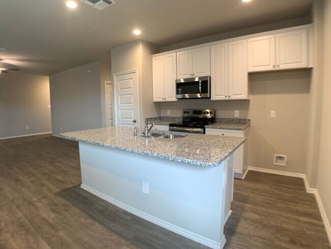 Foto del edificio - 3/2/2 in House Spring Valley / Luxury Vinyl Plank Through Out (NO Carpet) / Fenced in Yard / CISD...