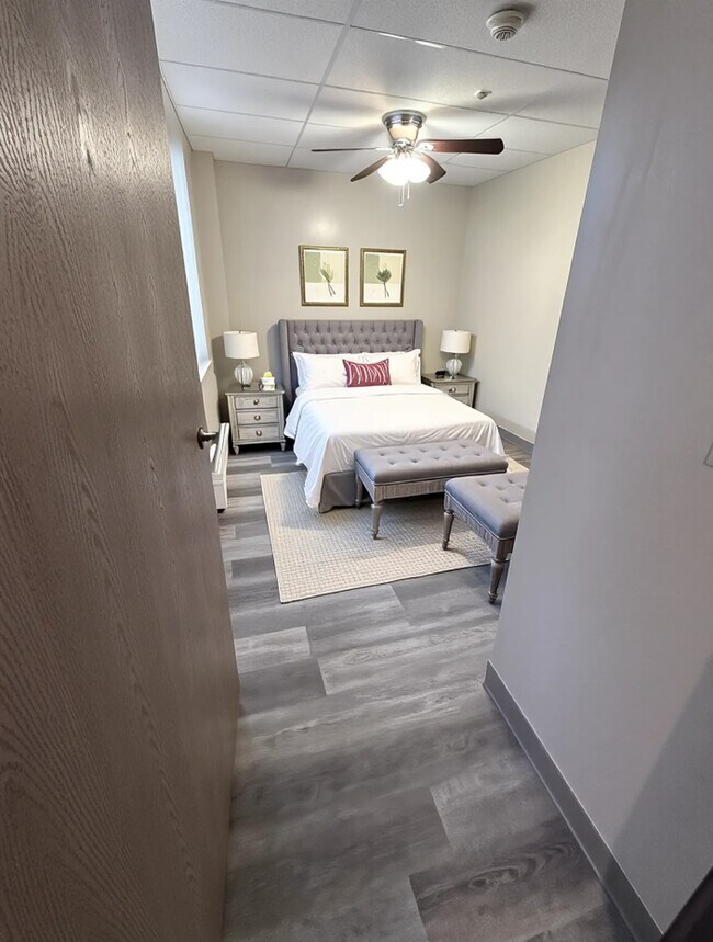 Dormitorio de 1 habitación con decoración virtual - Madison Street Apartments