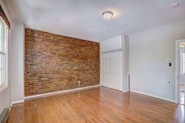 Building Photo - Sweet and Charming Shaw Rowhome! Parking I...