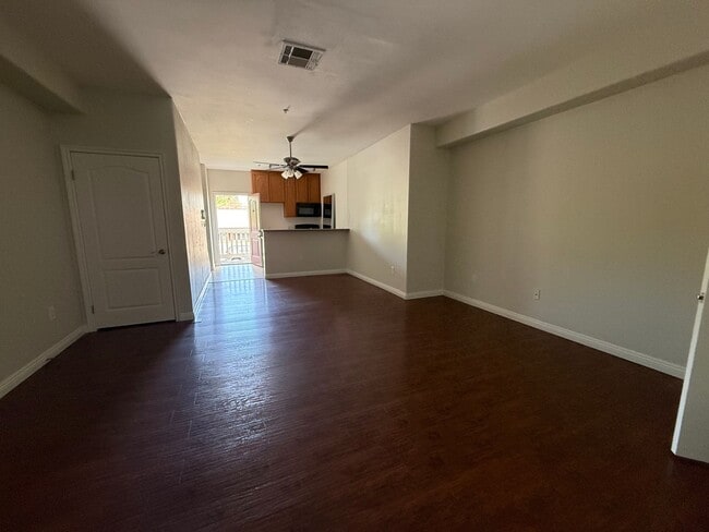 Foto del edificio - Very large 2 + 2 1/2 townhouse in Northridge