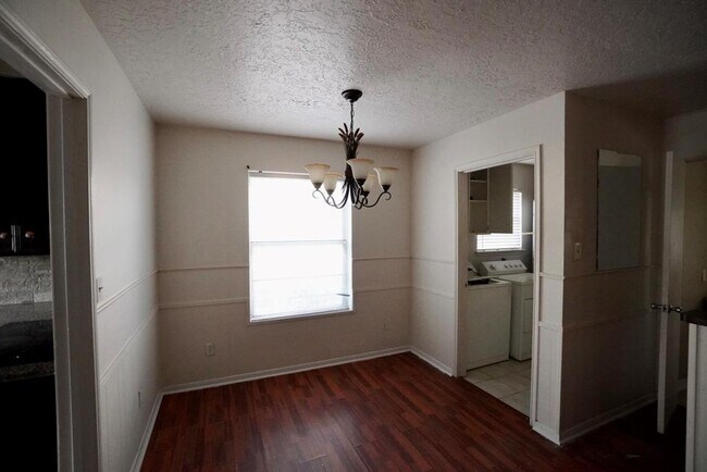 Building Photo - 2902 Meadowcreek Dr