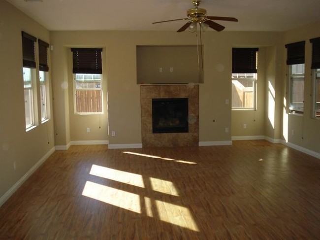 Foto del edificio - 12921 Pearblossom St