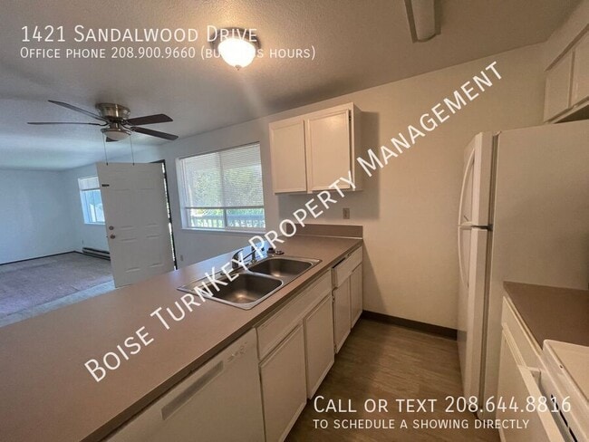 Building Photo - 1421 W Sandalwood Dr