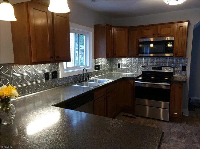 kitchen - 353 N Chestnut St
