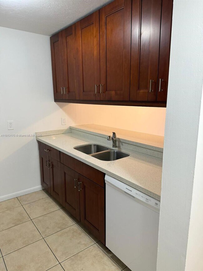 Foto del edificio - 8560 N Sherman Cir