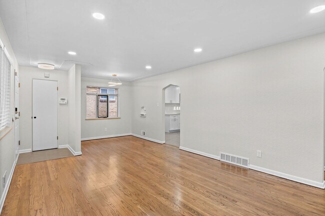 Building Photo - Newly Renovated 3 Bedroom 1 Bathroom Upper...