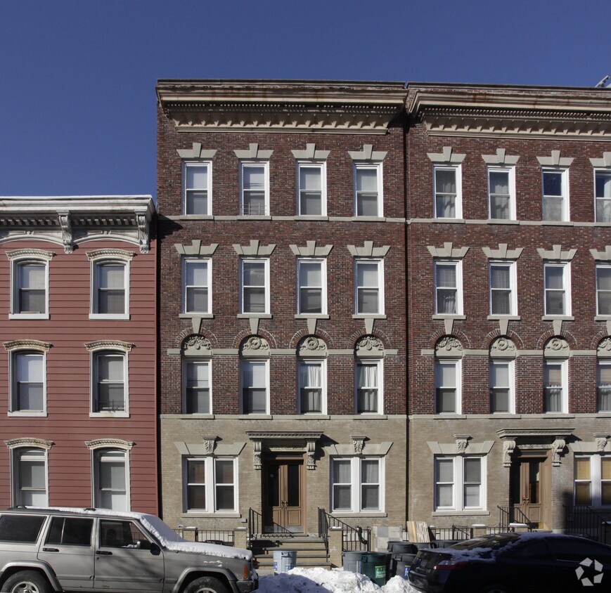 Building Photo - 211 Calyer St