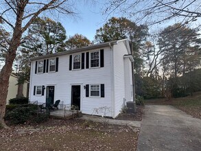 Building Photo - 104 Village Ct