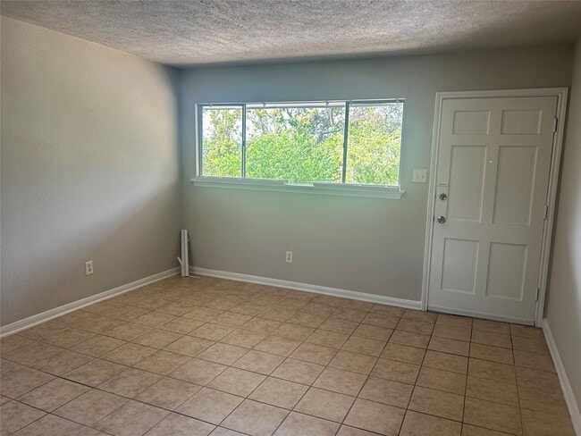 Building Photo - 8232 Glenview Dr