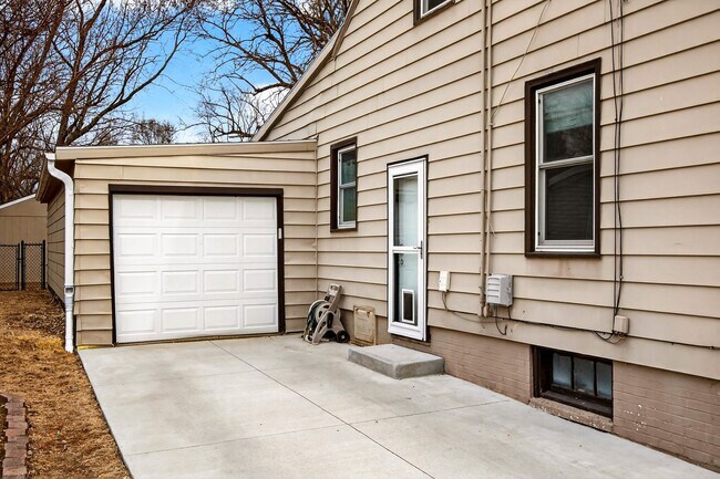 Foto del edificio - LARGE BACKYARD!! 3 Bedroom, 2 Bathroom Home In Urbandale!