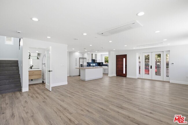 Building Photo - 11611 Burbank Blvd
