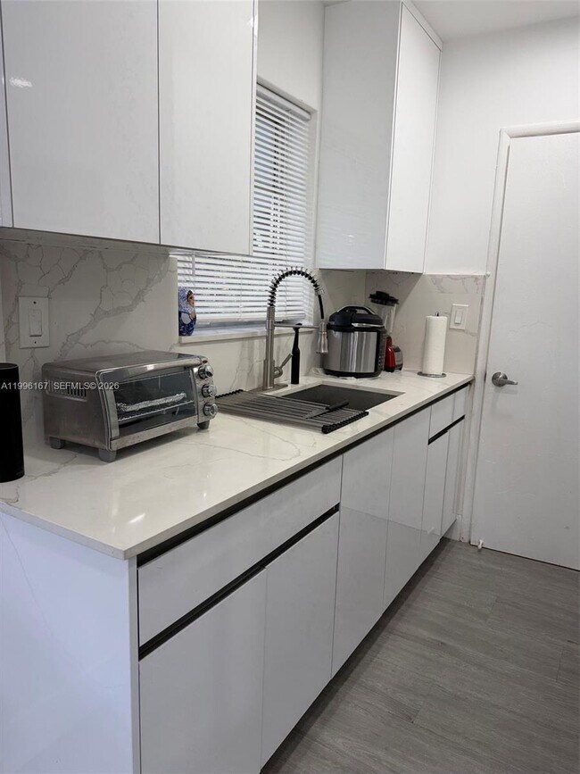 Foto del edificio - 821 NE 6th St