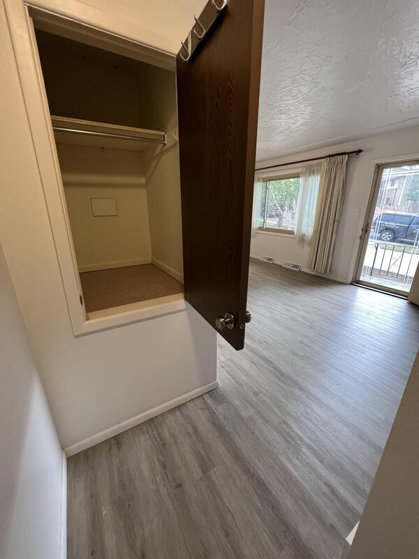 Building Photo - 700 Cottonwood Dr