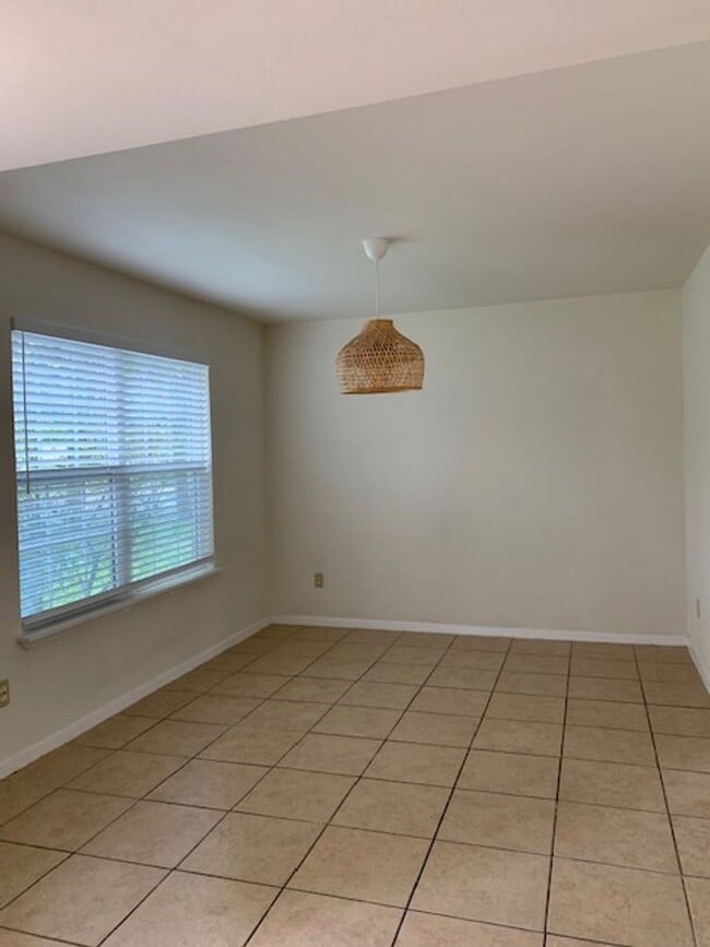 Building Photo - 4 bedroom, 2.5 bathroom, and 2 car garage house