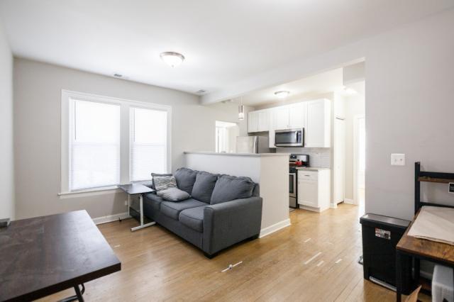 Building Photo - 2 bedroom in CHICAGO IL 60618