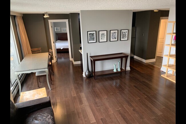 Photo du bâtiment - 10883 Saskatchewan Dr NW