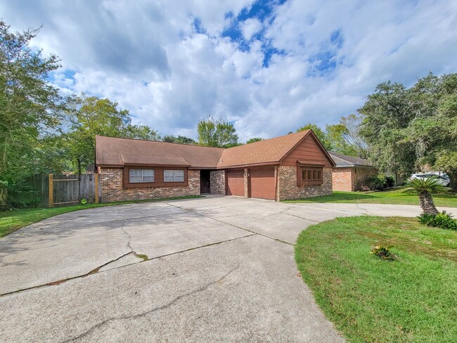 Building Photo - RECENTLY REMODELED 4 BEDROOM 2 BATH HOME I...