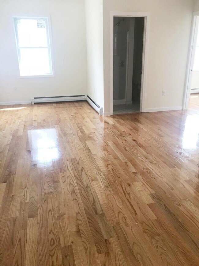 Foto del edificio - 978 Hyde Park Ave