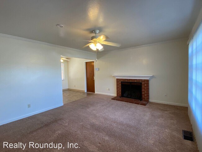 Building Photo - 3 br, 1.5 bath House - 322 E Canterbury Dr