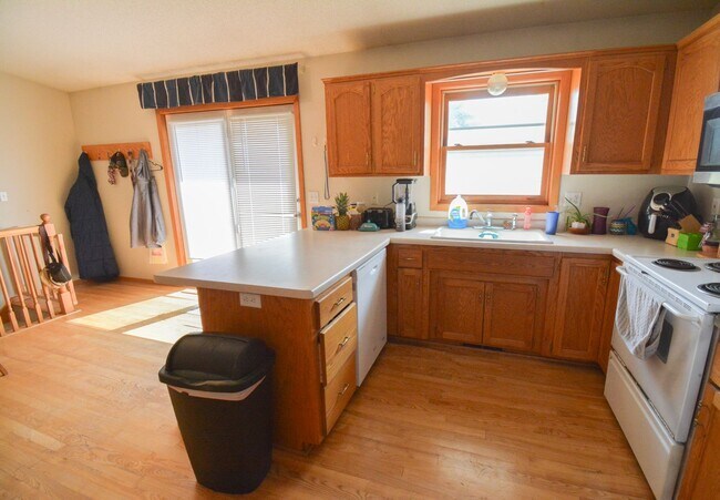 Foto del edificio - Great location, roomy yard, huge garage!