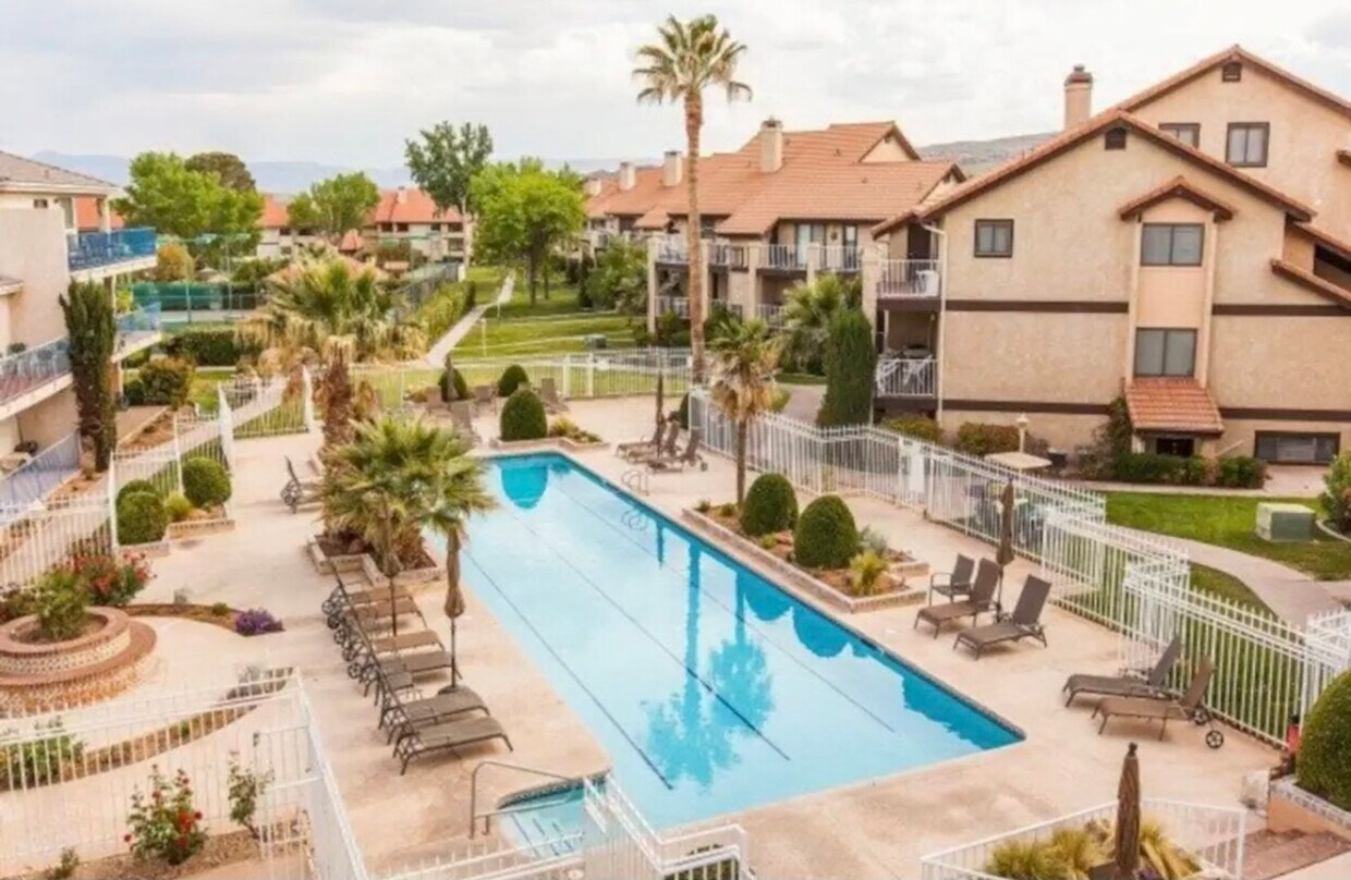 Primary Photo - Resort Style Living!! Very Nice Sports Vil...