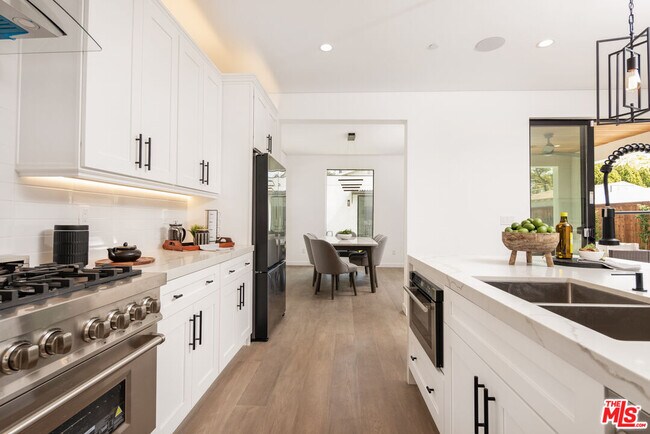 Foto del edificio - 4526 Sylmar Ave