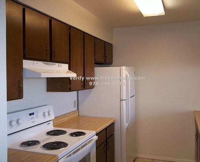Building Photo - 834 E Cedar Ct