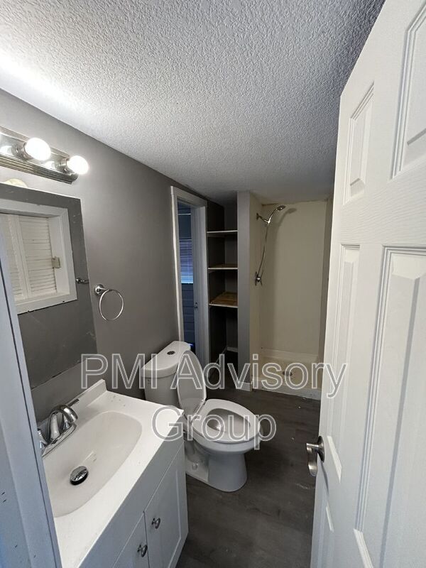Foto del edificio - 323 1/2 SW Lindenwood Ave