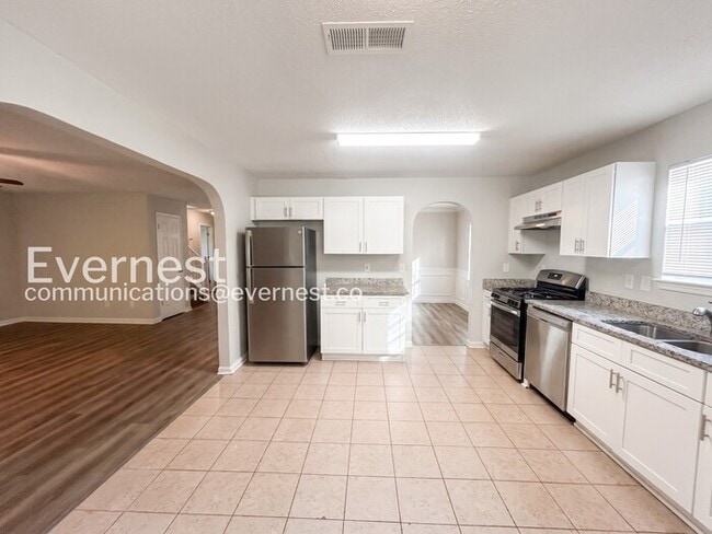 Building Photo - 5544 Bluegrass Dr