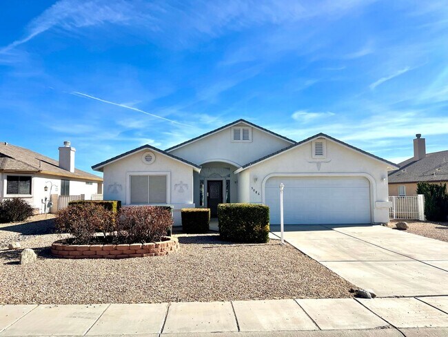 Foto del edificio - Great 3 Bedroom Home with Detached Garage!