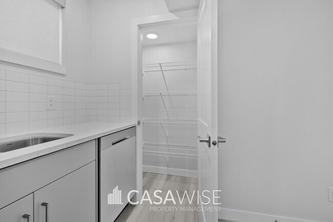 Building Photo - 10250 157 St NW